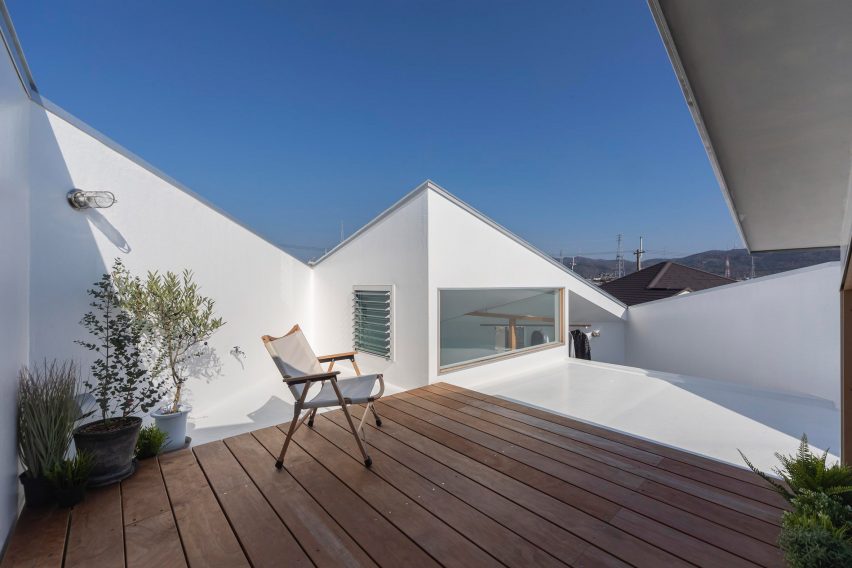 House in Takatsuki by Tato Architects roof terrace