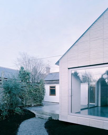 Over The Edge minimalist house by Jonathan Burlow