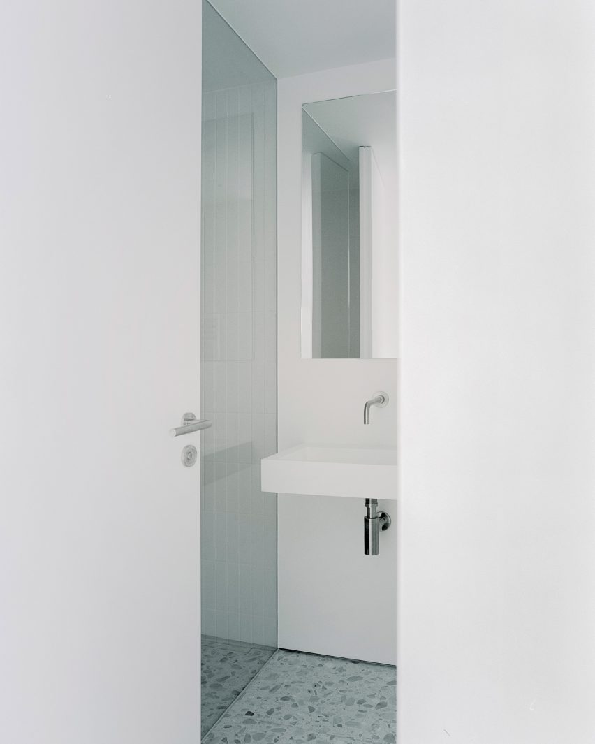 Over The Edge minimalist house by Jonathan Burlow bathroom