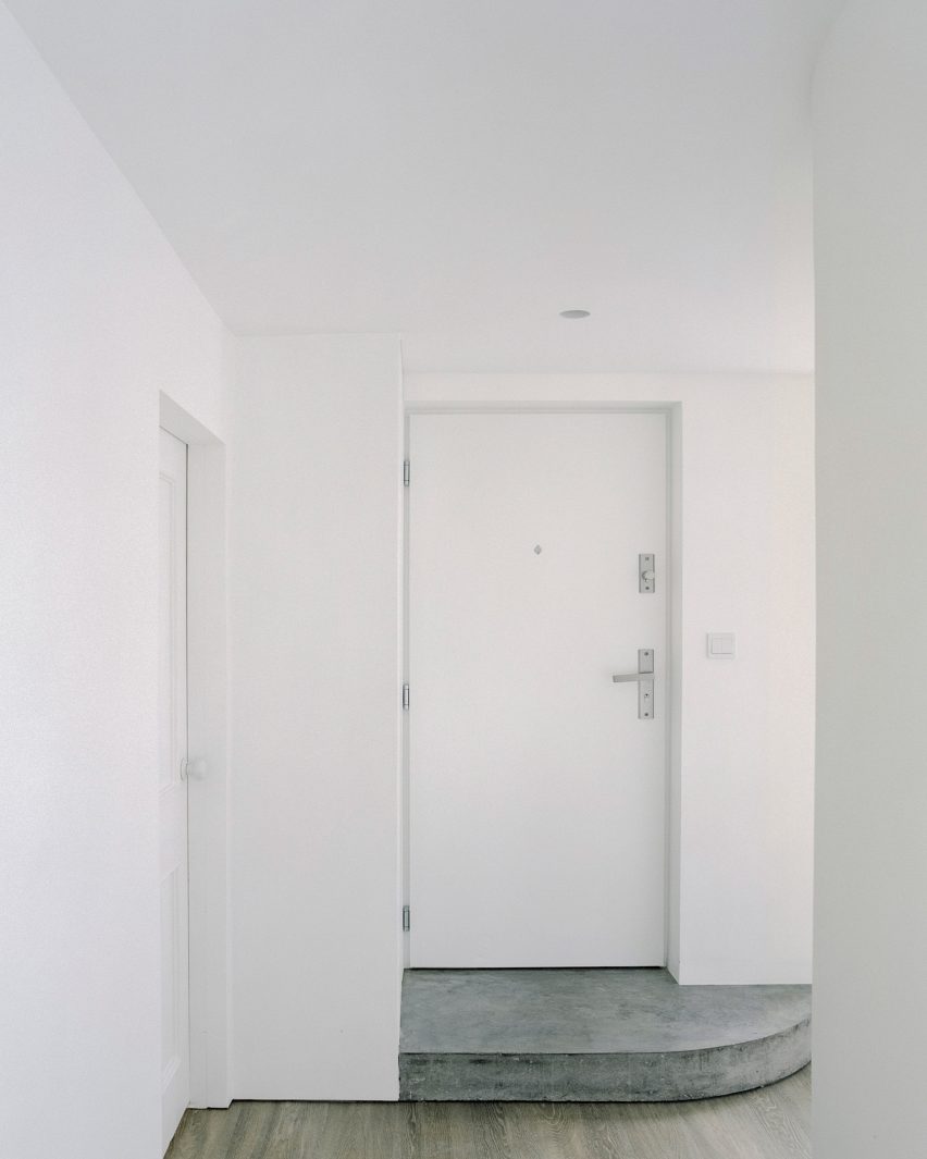 Over The Edge minimalist house by Jonathan Burlow hallway