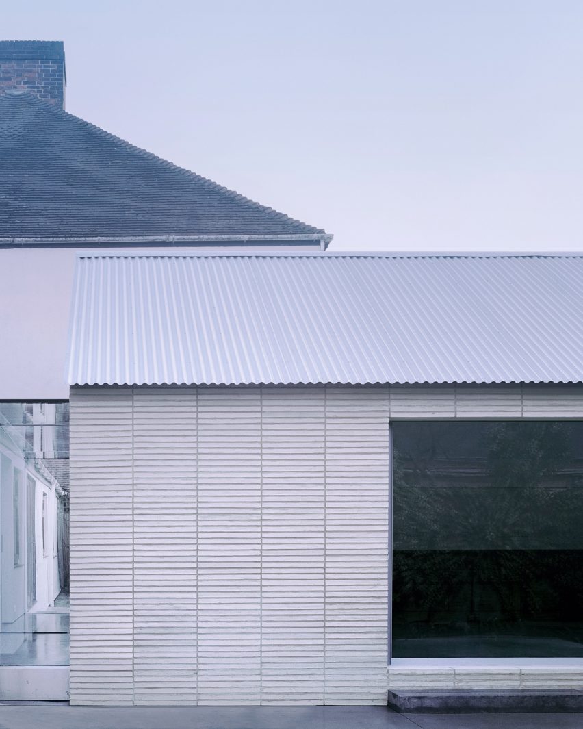 Over The Edge minimalist house by Jonathan Burlow exterior
