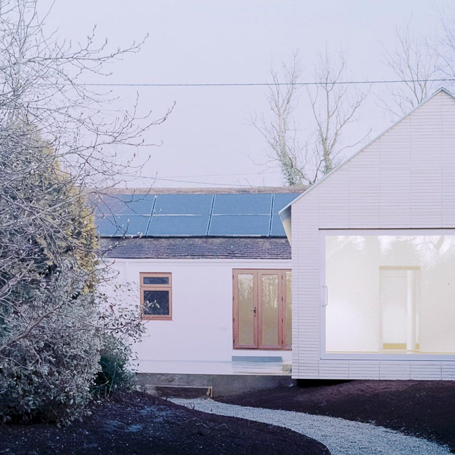 Over The Edge minimalist house by Jonathan Burlow