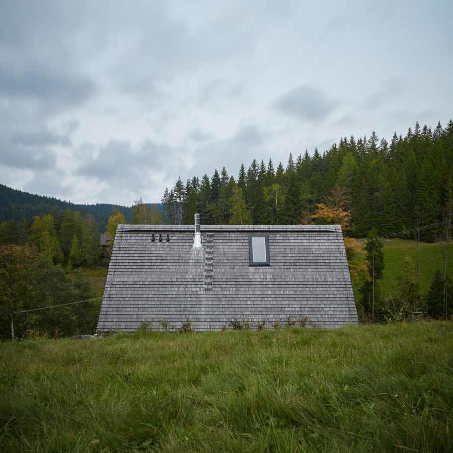 Weekend House in Beskydy by Pavel Míček Architects roof