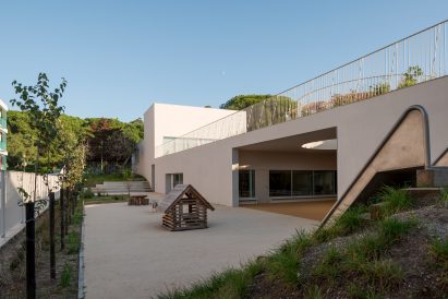 Site Specific Arquitectura added an extension to a 1950s school in Caselas, Lisbon