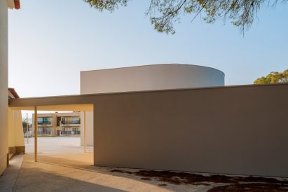 Site Specific Arquitectura added an extension to a 1950s school in Caselas, Lisbon