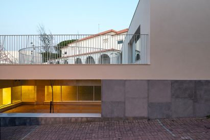 Site Specific Arquitectura added an extension to a 1950s school in Caselas, Lisbon