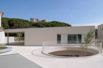 Site Specific Arquitectura added an extension to a 1950s school in Caselas, Lisbon