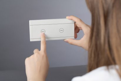 Envelope is a paper sleeve that reverts smartphones into analog devices