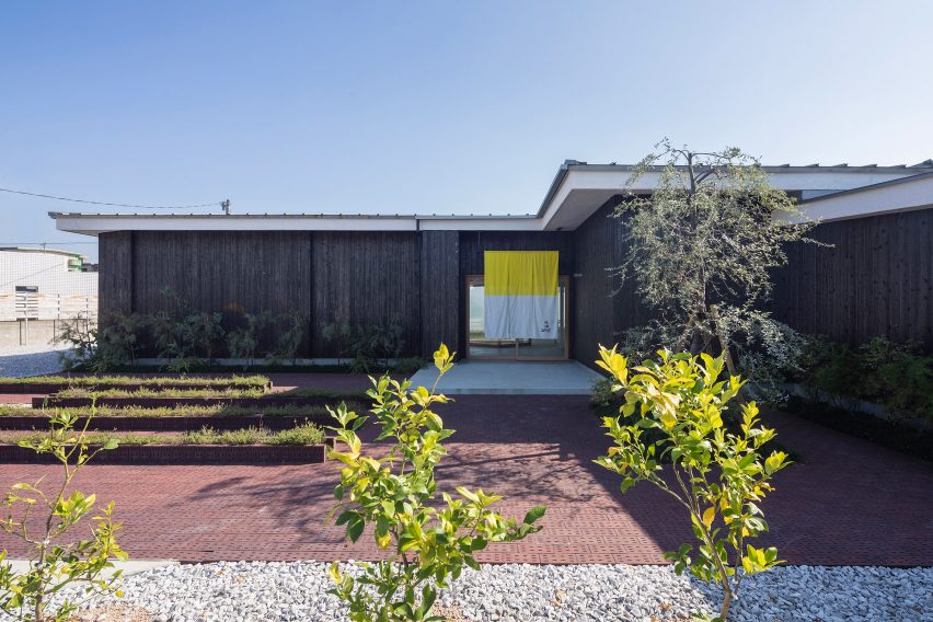 House and Office in Hofu by Tato