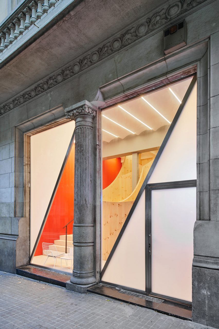 Impress dental clinic by Raúl Sanchez Architects