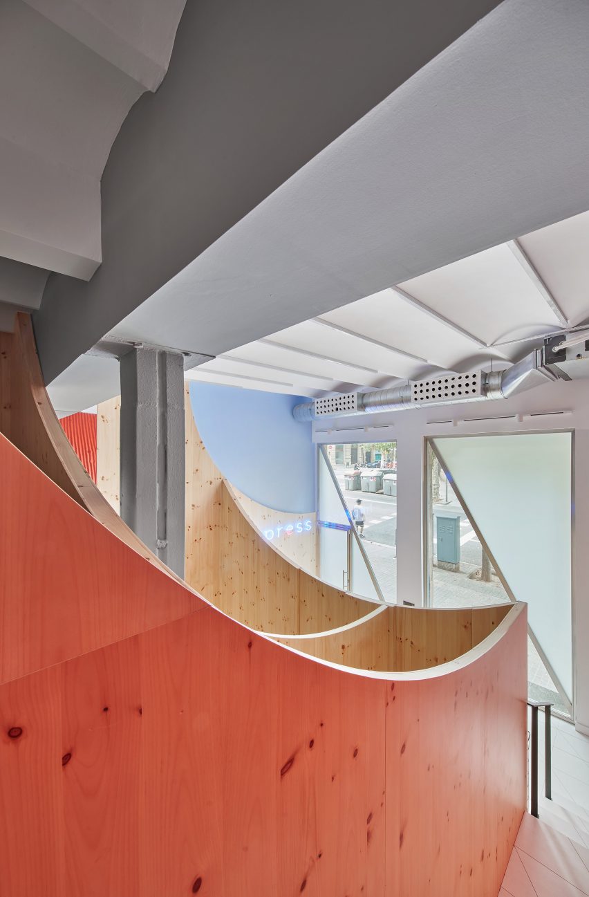 Impress dental clinic by Raúl Sanchez Architects