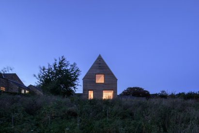 Barn-like house in England clad in Douglas fir