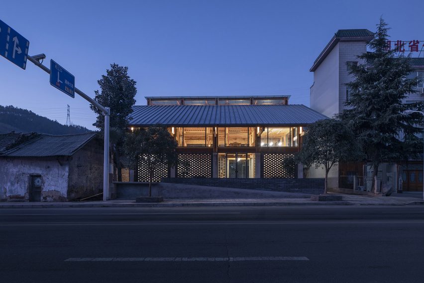 Party and Public Service Center of Yuanheguan Village by LUO studio in China