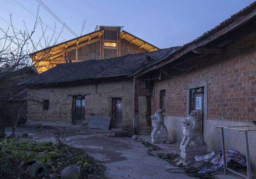 Party and Public Service Center of Yuanheguan Village by LUO studio in China