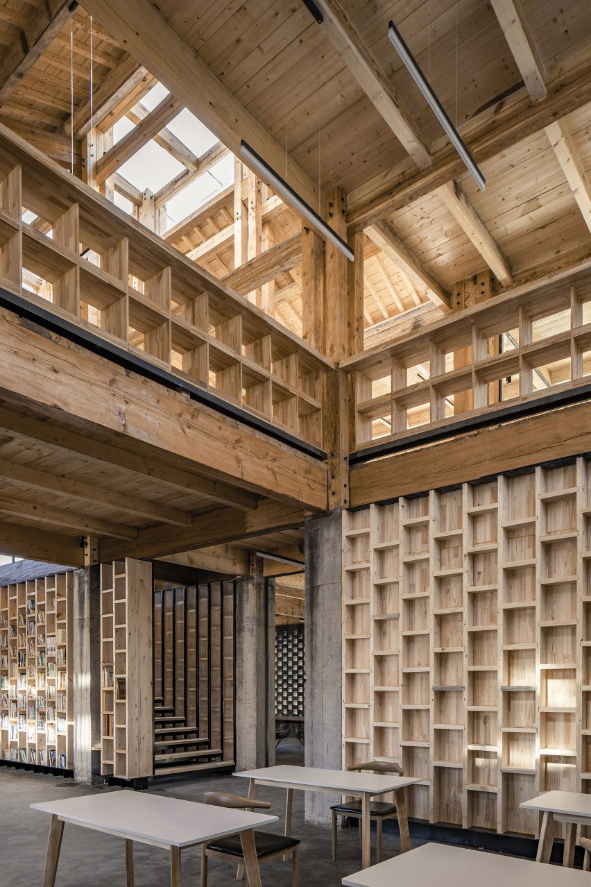 Party and Public Service Center of Yuanheguan Village by LUO studio in China