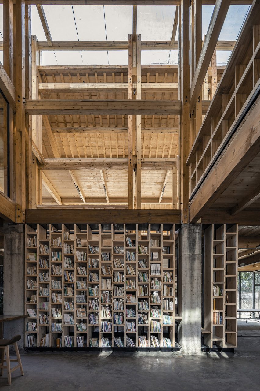 Party and Public Service Center of Yuanheguan Village by LUO studio in China