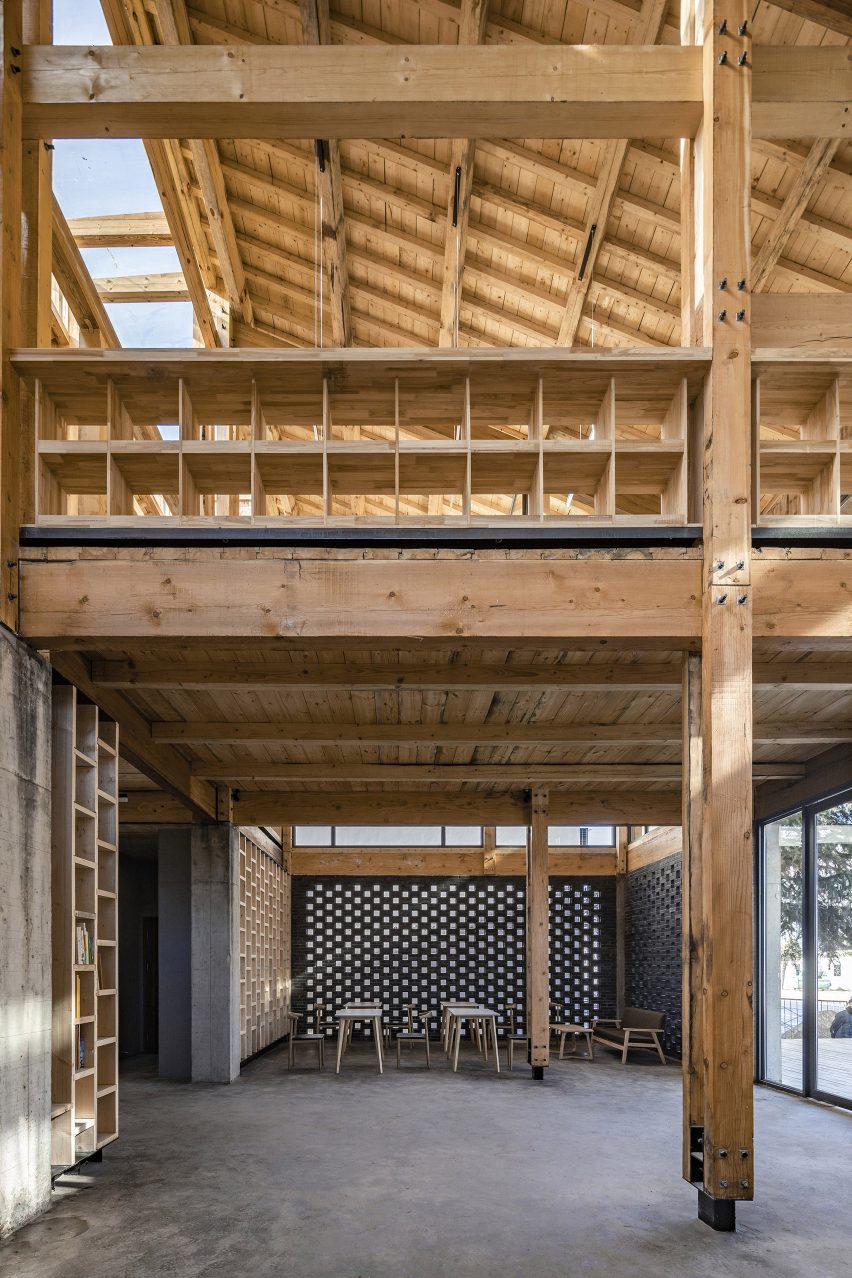 Party and Public Service Center of Yuanheguan Village by LUO studio in China