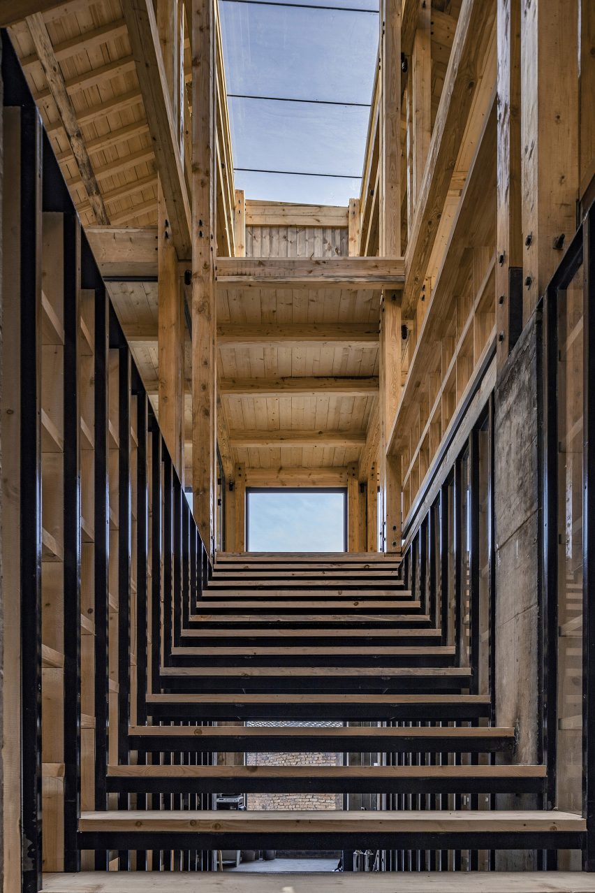 Party and Public Service Center of Yuanheguan Village by LUO studio in China