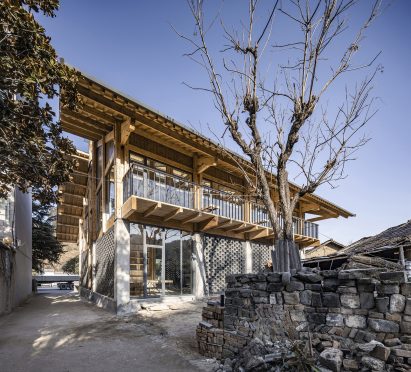 Party and Public Service Center of Yuanheguan Village by LUO studio in China