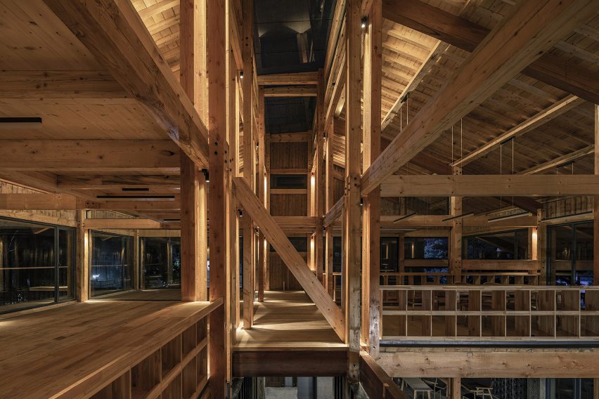 Party and Public Service Center of Yuanheguan Village by LUO studio in China
