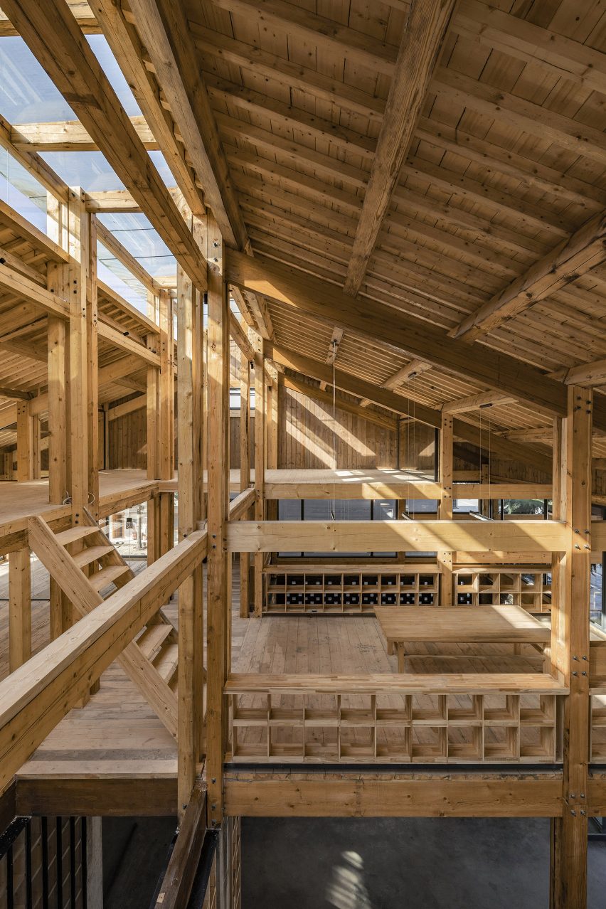 Party and Public Service Center of Yuanheguan Village by LUO studio in China