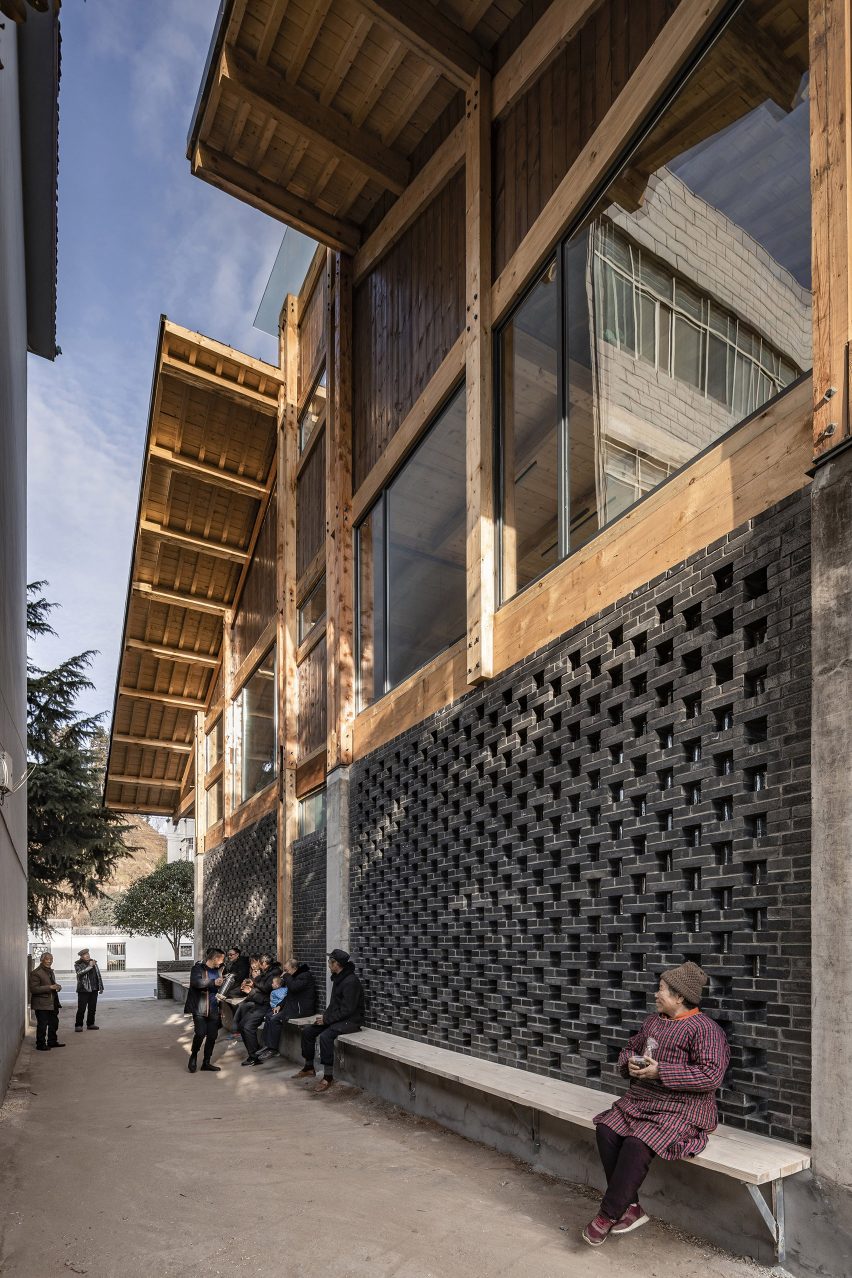 Party and Public Service Center of Yuanheguan Village by LUO studio in China