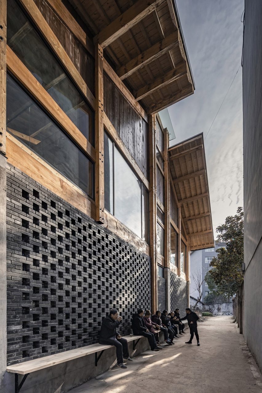 Party and Public Service Center of Yuanheguan Village by LUO studio in China