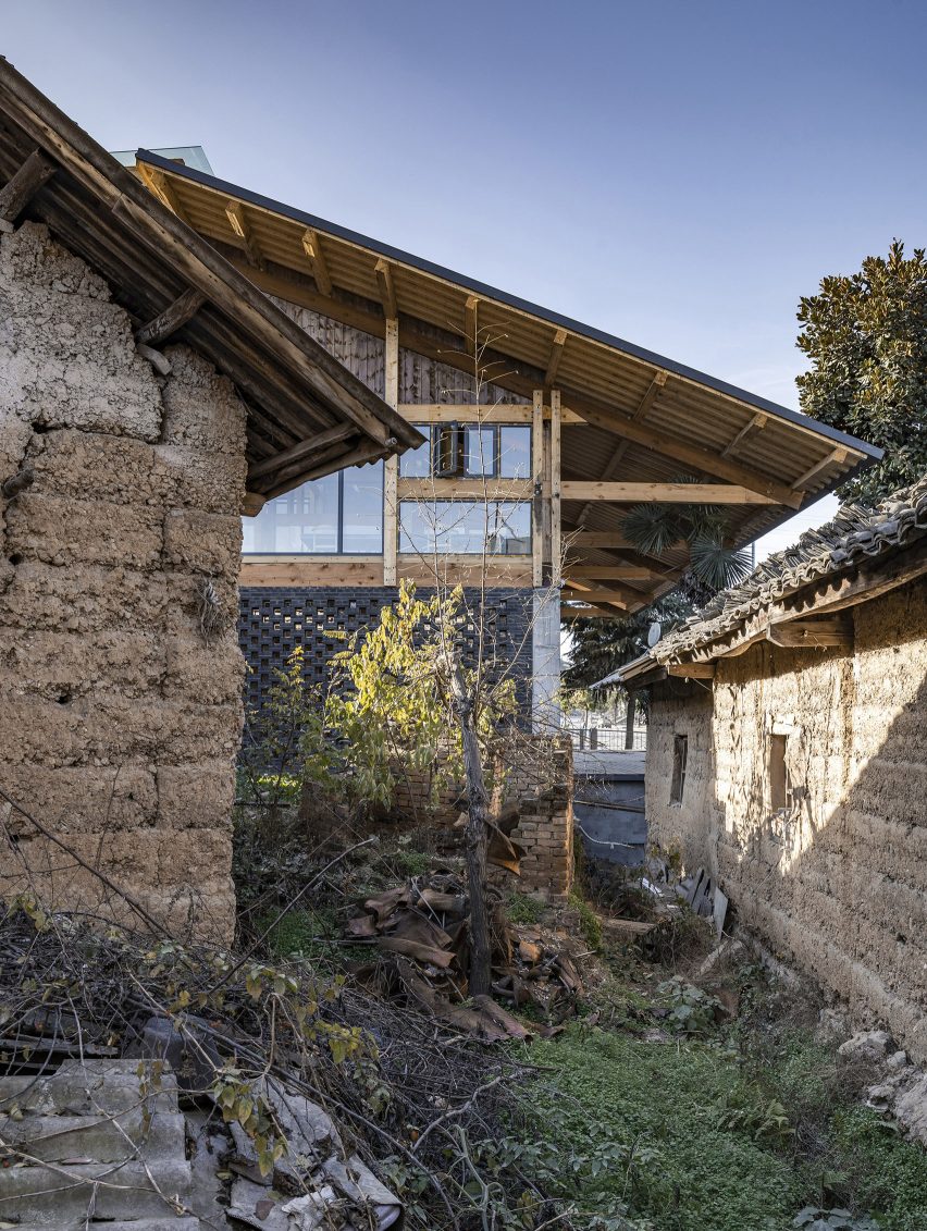 Party and Public Service Center of Yuanheguan Village by LUO studio in China