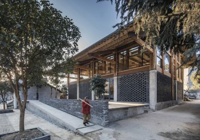 Party and Public Service Center of Yuanheguan Village by LUO studio in China