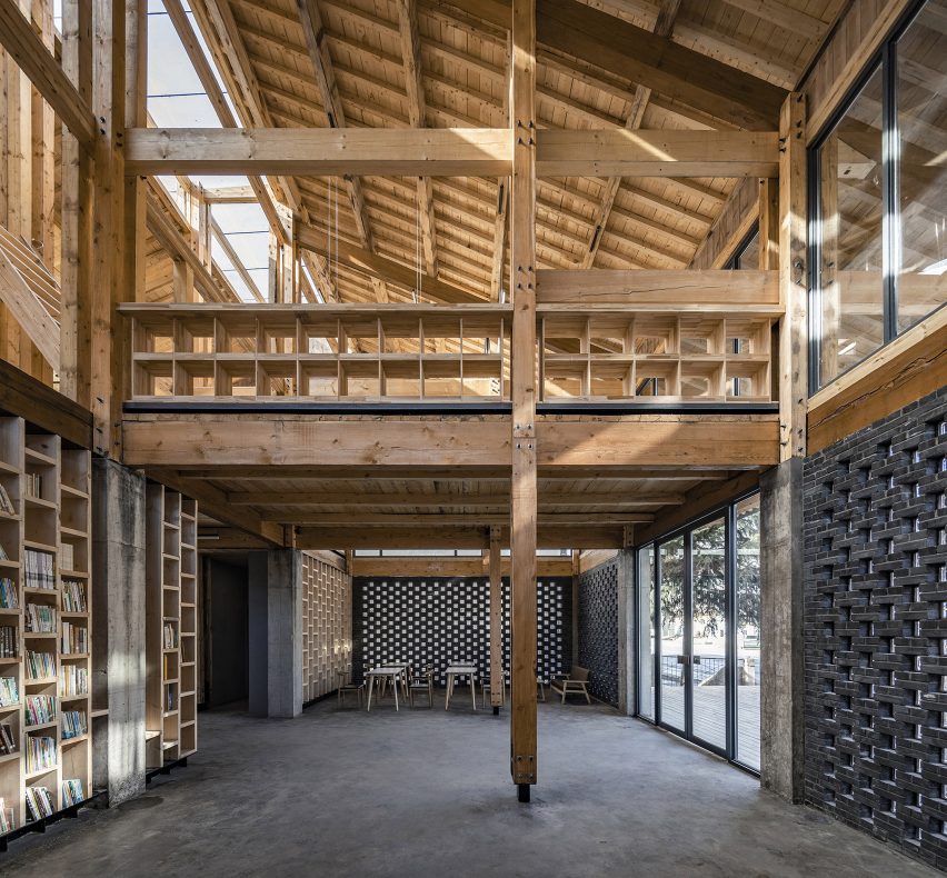 Party and Public Service Center of Yuanheguan Village by LUO studio in China
