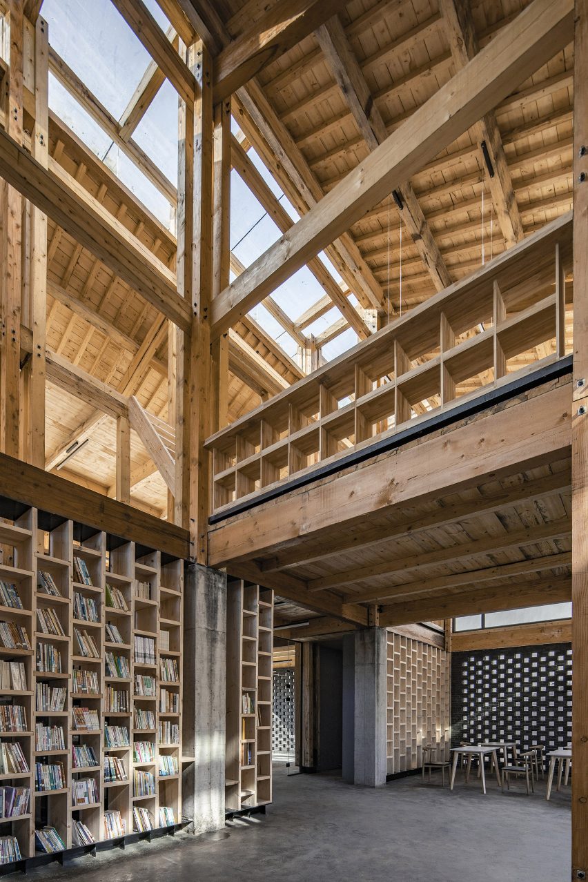 Party and Public Service Center of Yuanheguan Village by LUO studio in China