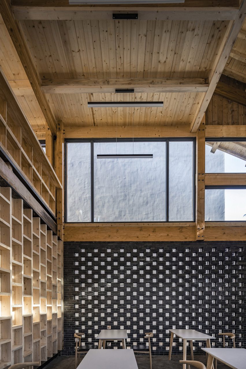 Party and Public Service Center of Yuanheguan Village by LUO studio in China