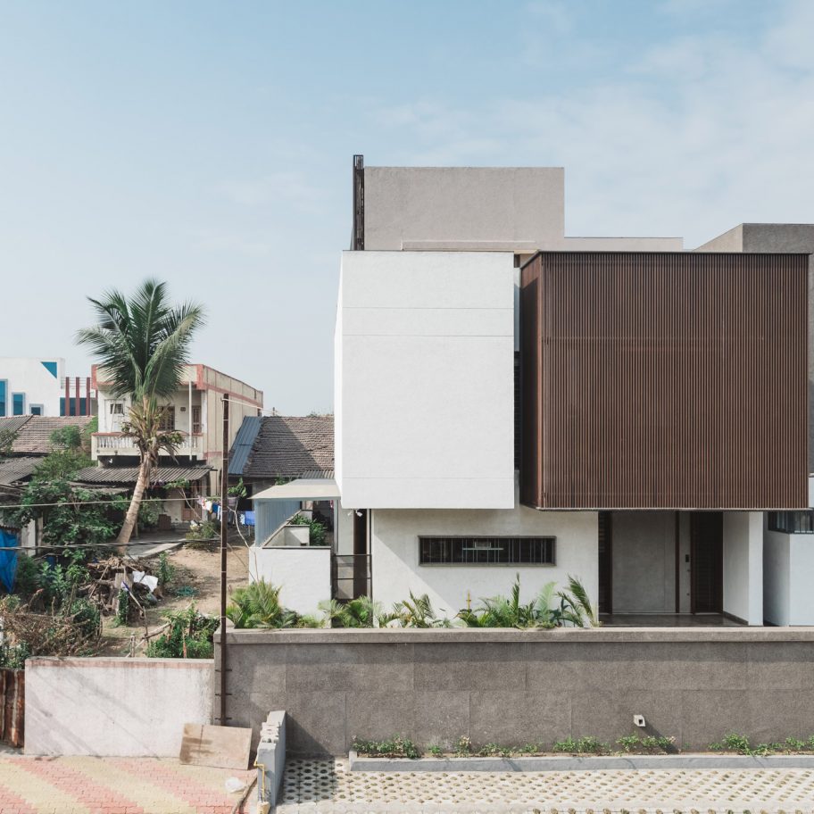 Irregularly stacked boxes hide central courtyard of village house in India