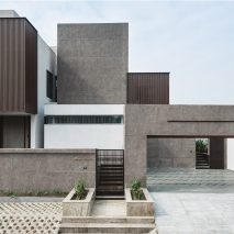Irregularly stacked boxes hide central courtyard of village house in India