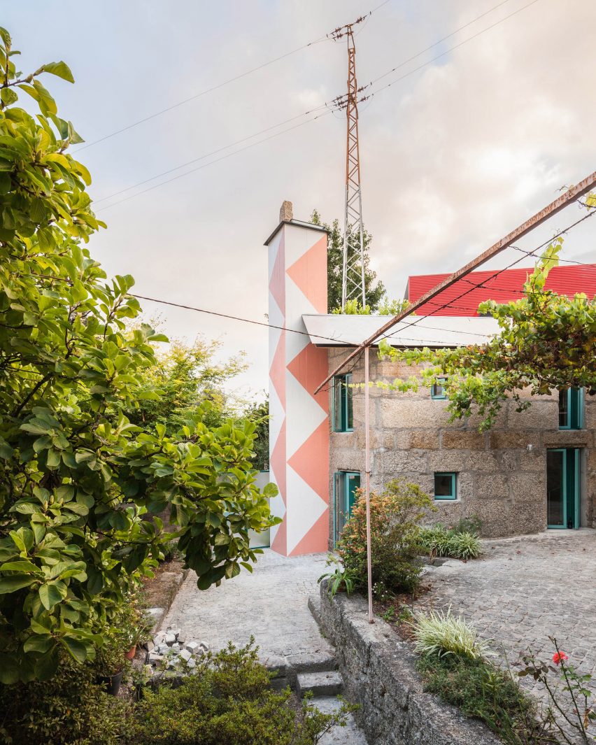 Small house with a monumental shower by Fala