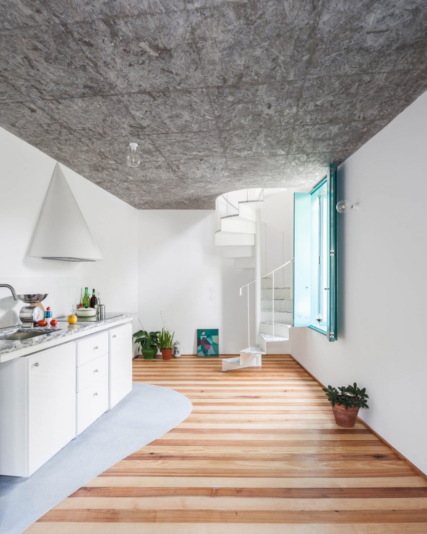 Small house with a monumental shower by Fala