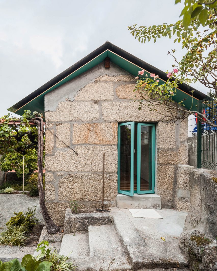 Small house with a monumental shower by Fala