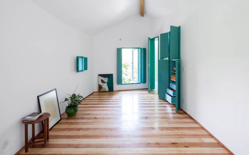 Small house with a monumental shower by Fala