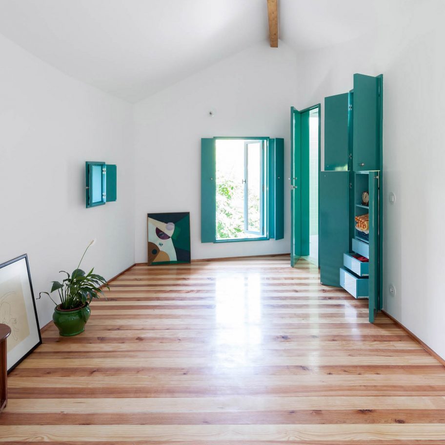 Small house with a monumental shower by Fala