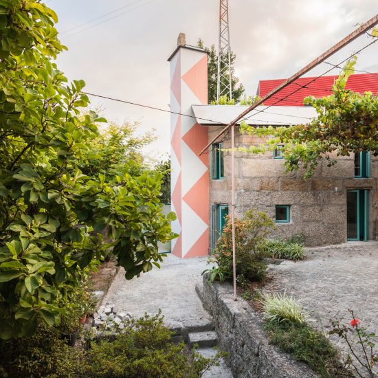 Small house with a monumental shower by Fala