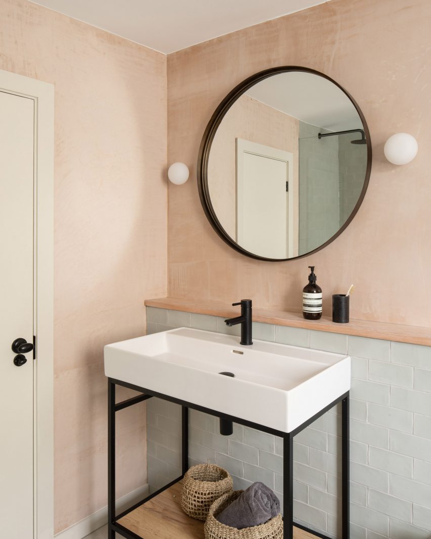 Vestry Road house extension by Oliver Leech Architects bathroom