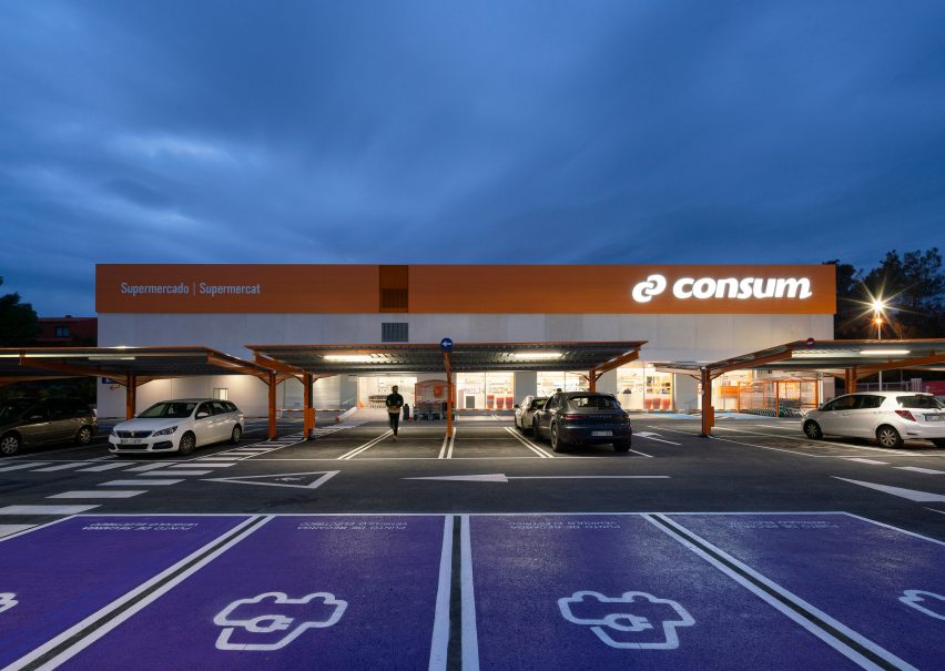 Consum supermarket in Benicàssim by Culdesac