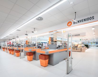 Consum supermarket in Benicàssim by Culdesac
