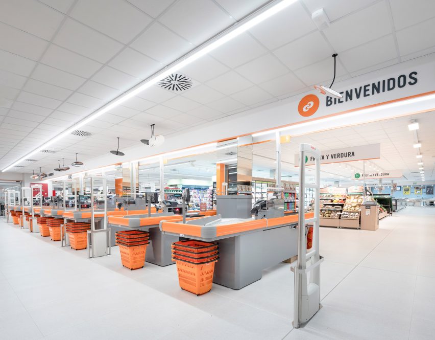 Consum supermarket in Benicàssim by Culdesac