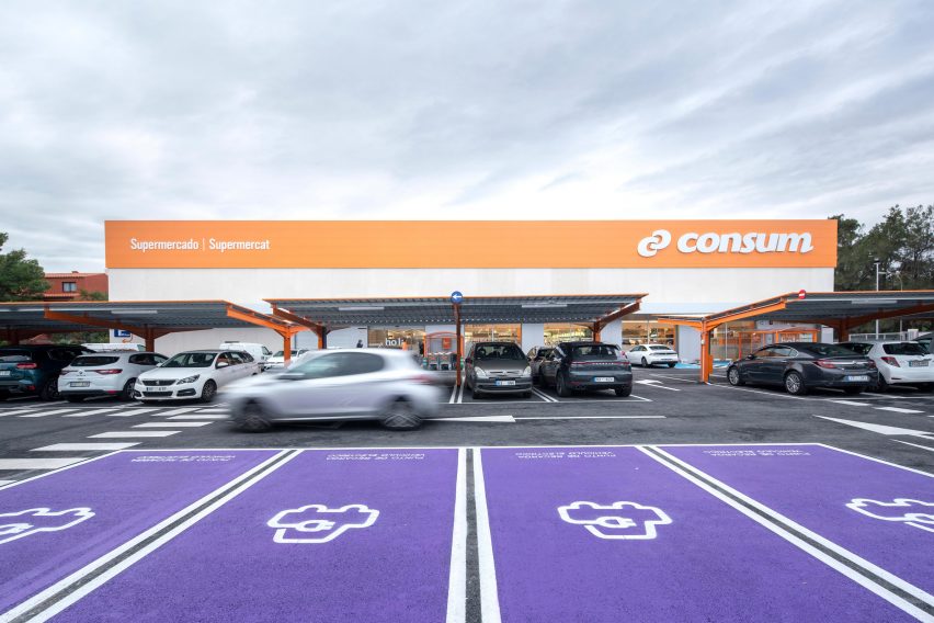 Consum supermarket in Benicàssim by Culdesac