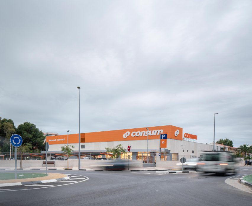 Consum supermarket in Benicàssim by Culdesac