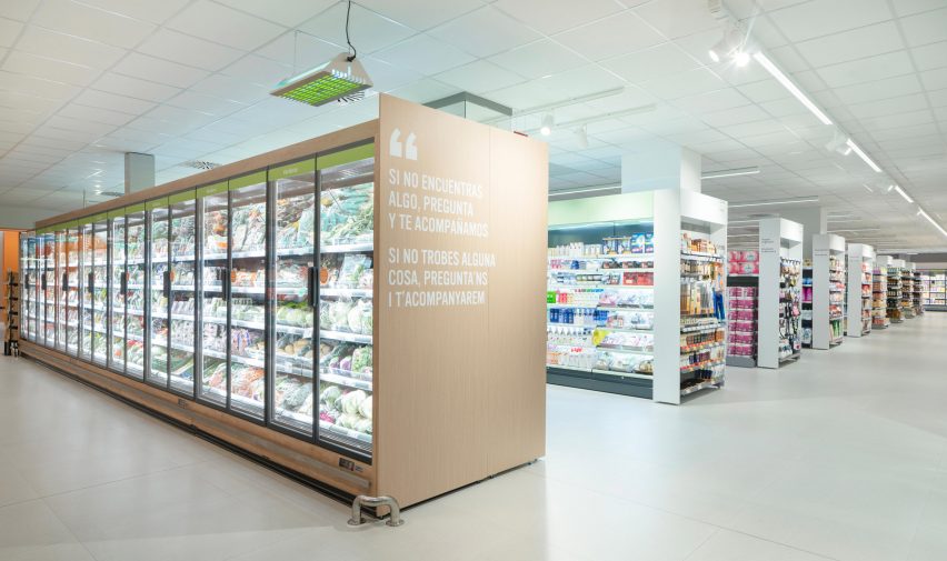 Consum supermarket in Benicàssim by Culdesac