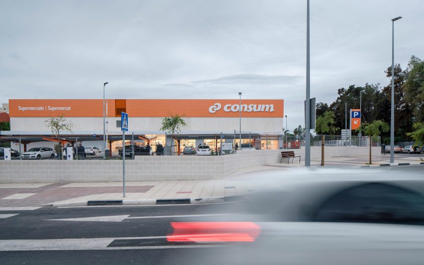 Consum supermarket in Benicàssim by Culdesac