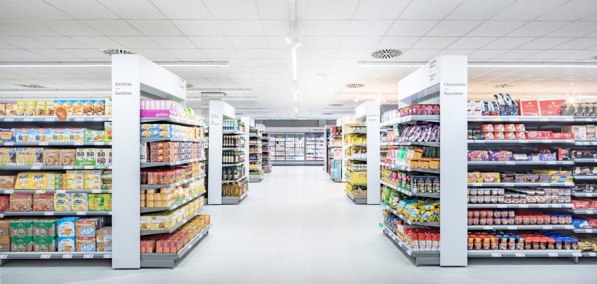 Consum supermarket in Benicàssim by Culdesac