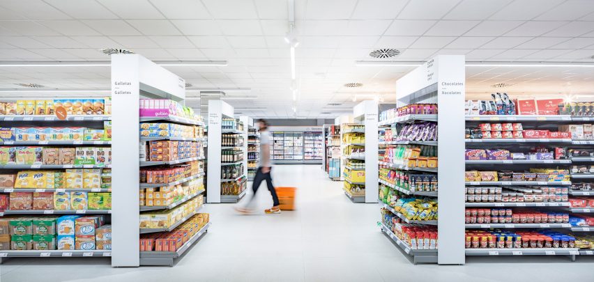 Consum supermarket in Benicàssim by Culdesac